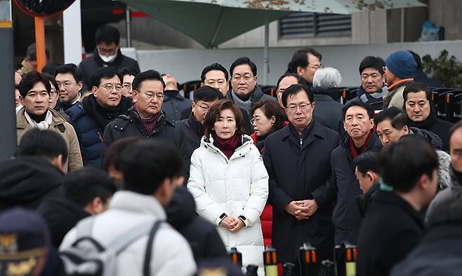 윤석열 대통령에 대한 1차 체포영장 만료일이었던 지난 6일 국민의힘 일부 의원들이 서울 용산구 한남동 대통령 관저 앞에 모여 있다. 연합뉴스