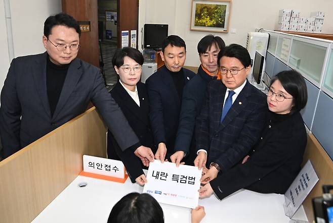 야6당 의원들이 9일 오전 서울 여의도 국회 의안과에서 내란 특검법을 제출하고 있다. 왼쪽부터 개혁신당 천하람 원내대표, 진보당 전종덕 의원, 더불어민주당 김용민 원내정책수석부대표, 사회민주당 한창민 대표, 조국혁신당 황운하 원내대표, 기본소득당 용혜인 대표. ⓒ공동취재단