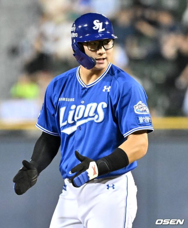 삼성 윤정빈이 지난해 6월 25일 잠실 LG전에서 9회 초 케이시 켈리에게 중전안타를 터트리고 1루에 출루했다.