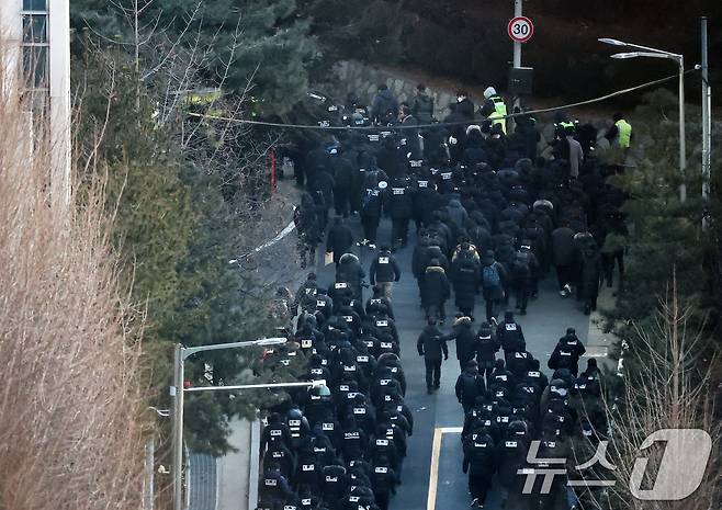 고위공직자범죄수사처와 경찰로 구성된 공조수사본부가 윤석열 대통령에 대한 2차 체포영장 집행에 돌입한 15일 오전 공수처 수사관들과 경찰 인력이 서울 용산구 한남동 대통령 관저 정문을 통과해 이동하고 있다. 2025.1.15/뉴스1 ⓒ News1 오대일 기자