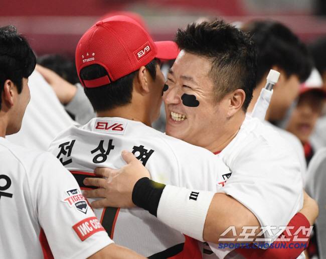 28일 광주 기아 챔피언스필드에서 열린 삼성과 KIA의 한국시리즈 5차전. KIA가 7대5로 승리하며 한국시리즈 우승을 차지했다. 최형우와 전상현이 포옹하고 있다. 광주=정재근 기자 cjg@sportschosun.com/2024.10.28/