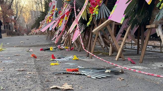 화환들이 바람에 쓰러져 통행을 방해하거나 잔재물들이 떨어지는 일이 빈번한 탓에 지자체들은 해결책을 놓고 고심하고 있다