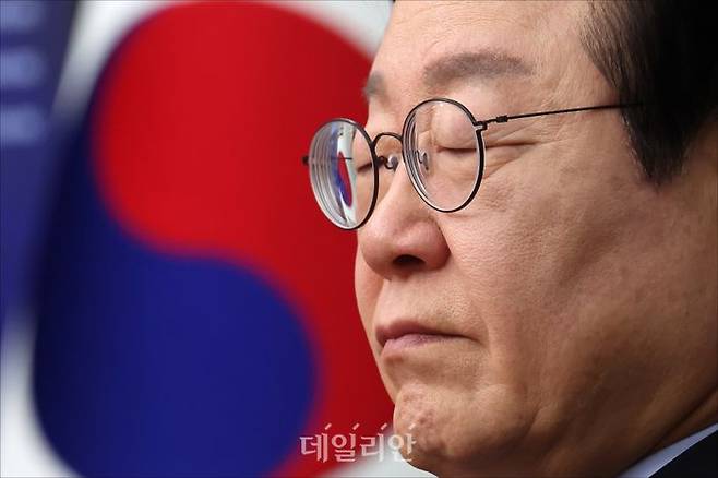 이재명 더불어민주당 대표가 10일 오전 국회에서 열린 더불어민주당 최고위원회의에서 생각에 잠겨 있다. ⓒ데일리안 홍금표 기자