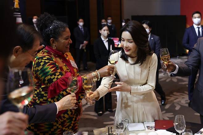 지난 2022년 아프리카 대사단 초청 만찬에 참석한 김건희 여사. 대통령실 제공