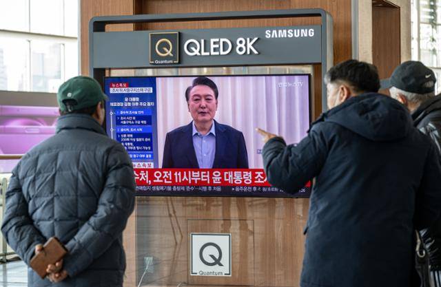 고위공직자범죄수사처(공수처)와 경찰이 윤석열 대통령에 대한 2차 체포영장 집행에 나선 15일 서울역에서 시민들이 뉴스를 보고 있다. 코리아타임스 심현철 기자