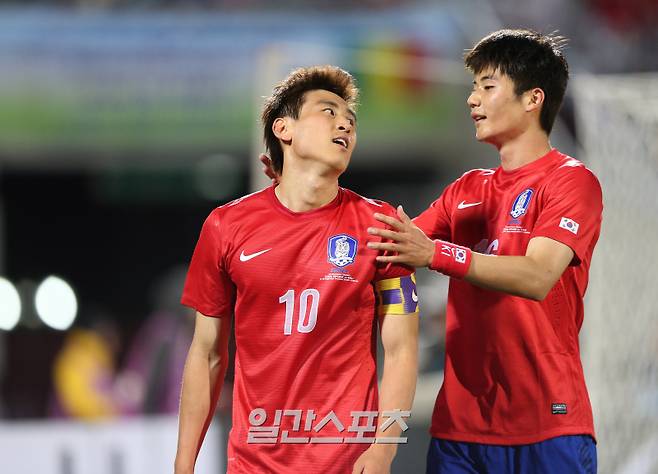 사진은 지난 2013년 대표팀 시절 평가전서 득점 후 환호하는 구자철과 기성용의 모습. 사진=IS포토