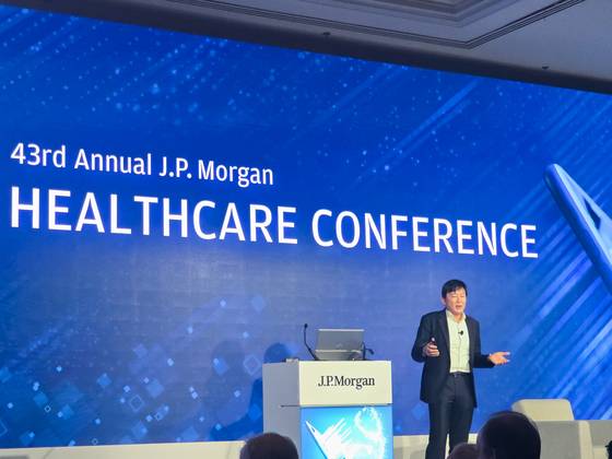 존림 삼성바이오로직스 대표가 14일(현지시간) 미국 샌프란시스코에서 열린 ‘2025 JP모건 헬스케어 콘퍼런스’의 메인 행사장인 그랜드볼룸에서 기업 발표를 진행하고 있다. 사진 삼성바이오로직스