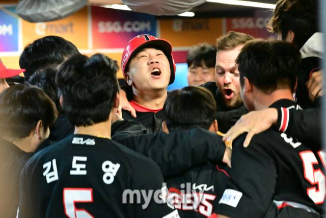 2024년 4월 16일 인천SSG랜더스필드에서 진행된 '2024 신한 SOL 뱅크 KBO 리그' 기아-SSG의 경기. KIA 이우성이 8회초 1사 역전 솔로 홈런을 때린 뒤 환호하고 있다./마이데일리