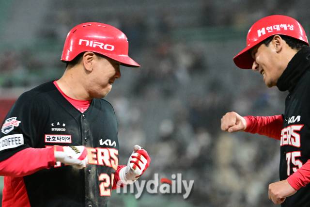 2024년 4월 16일 인천SSG랜더스필드에서 진행된 '2024 신한 SOL 뱅크 KBO 리그' 기아-SSG의 경기. KIA 이우성이 8회초 1사 역전 솔로 홈런을 때린 뒤 환호하고 있다./마이데일리