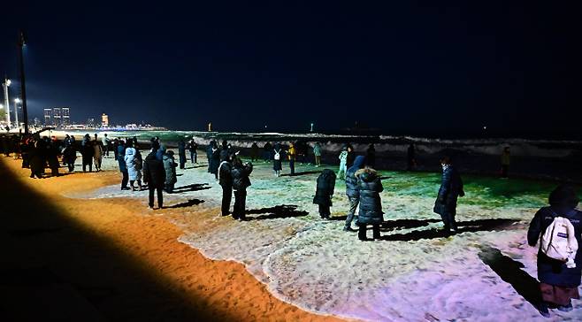속초해수욕장에 운영하고 있는 대형 미디어아트 '빛의 바다, Sokcho(속초)'. 속초시 제공