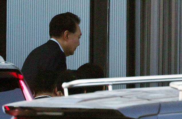 내란 우두머리 혐의로 체포된 윤석열 대통령이 15일 오전 경기 과천 고위공직자범죄수사처(공수처)에 도착해 조사실로 향하고 있다. 과천=뉴스1