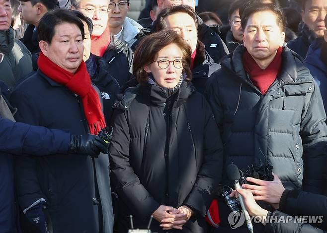 관저 앞 발언하는 나경원 의원 (서울=연합뉴스) 서대연 기자 = 고위공직자범죄수사처(공수처)와 경찰이 윤석열 대통령에 대한 2차 체포영장 집행에 나선 15일 서울 용산구 한남동 대통령 관저 입구에서 국민의힘 나경원 의원이 발언하고 있다. 2025.1.15 yatoya@yna.co.kr