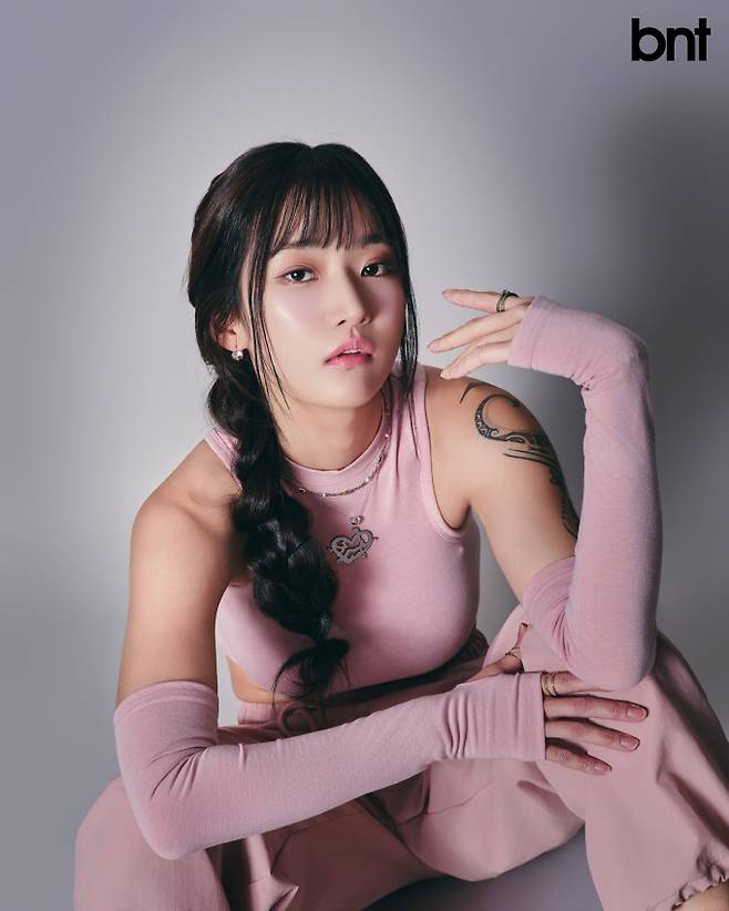 톱과 워머는 나이엔, 네크리스와 이어링은 찰랑시 제품.