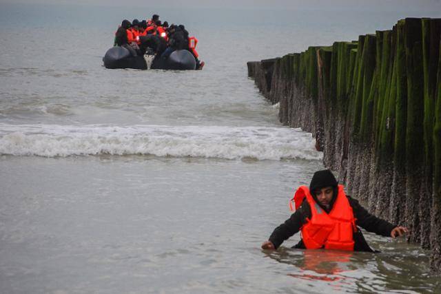 프랑스 북부 칼레 인근 상가트 해변에서 15일 밀수업자의 고무보트를 타고 영국해협을 건너려던 한 이민자가 해안가로 되돌아오고 있다. 이날 어린이를 포함해 50명의 이민자들이 이곳에서 고무보트를 타고 영국해협을 건너 영국행을 시도했다. 칼레=AFP 연합뉴스