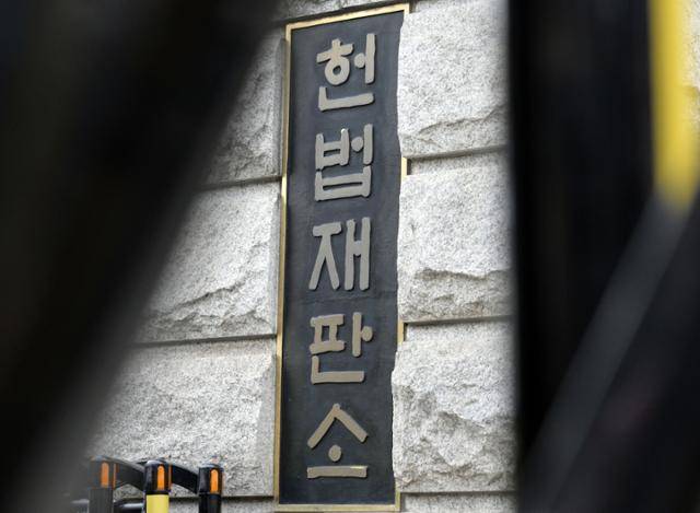 윤석열 대통령 탄핵심판 2차 변론기일인 16일 서울 종로구 헌법재판소 앞. 윤 대통령의 불출석으로 4분 만에 끝난 1차와 달리 2차 기일은 당사자 없이도 변론 진행이 가능하다. 강예진 기자