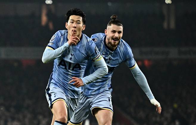 <yonhap photo-2208="">토트넘 손흥민(왼쪽)이 16일 아스널과의 북런던 더비에서 골을 터뜨린 뒤 골 세리머니를 하고 있다. 로이터=연합뉴스</yonhap>