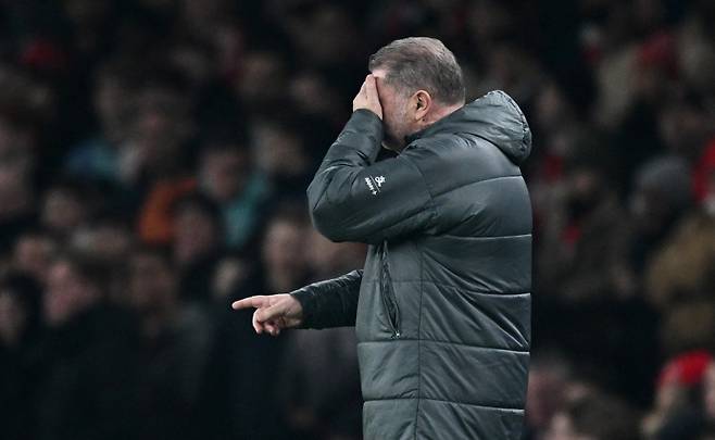 <yonhap photo-2594="">좌절하고 있는 엔지 포스테코글루 토트넘 감독. 로이터=연합뉴스</yonhap>