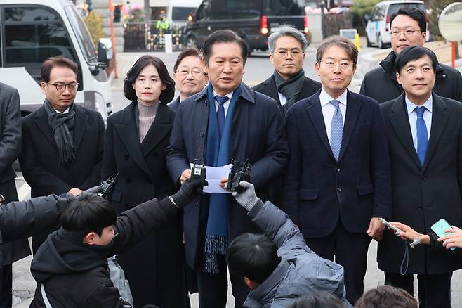 윤석열 대통령의 탄핵심판 2차 변론기일인 16일 오후 정청래 단장 등 탄핵소추단이 서울 종로구 헌법재판소에서 취재진의 질문에 답변하고 있다.