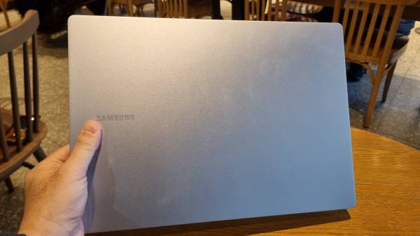 갤럭시 북4 엣지를 접은 상태. 정옥재 기자