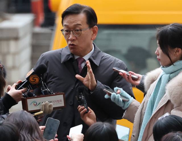 ▲윤석열 대통령이 체포적부심사에 불출석한 1월 16일 오후 서울 서초구 중앙지방법원에서 윤석열 대통령 측 석동현 변호사가 취재진의 질문에 답하고 있다. ⓒ연합뉴스
