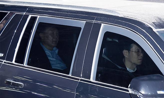 내란 우두머리 혐의로 고위공직자범죄수사처에 체포돼 첫날 조사를 마친 윤석열 대통령이 15일 경기 의왕시 서울구치소로 향하고 있다. 공동취재