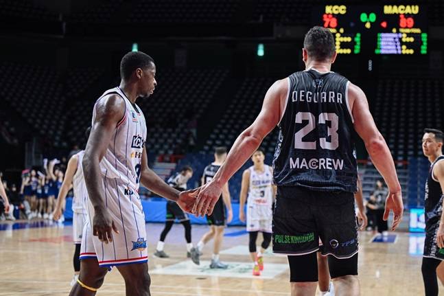 KCC 캐디 라렌(왼쪽)과 마카오 사무엘 데구아라. /사진=EASL 제공