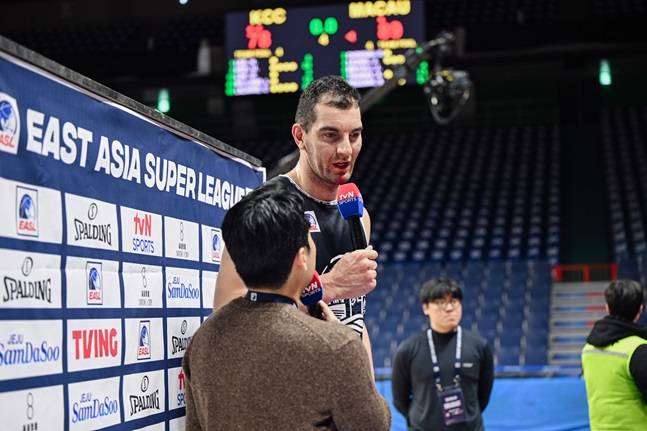 마카오 사무엘 데구아라가 경기 후 인터뷰를 하고 있다. /사진=EASL 제공