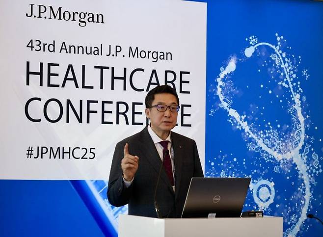 제임스 박 롯데바이오로직스 대표가 16일(현지시간) 미국 샌프란시스코에서 열린 'JP모건 헬스케어 콘퍼런스'에서 발표하고 있다. 제공 롯데바이오로직스