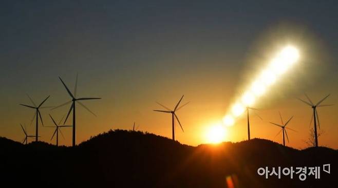 국내 최초의 대단위 풍력발전단지인 영덕풍력발전단지 넘어로 찬란한 새해가 떠오르고 있다. 2021년은 2050 탄소 중립을 선언한 대한민국의 에너지 전환의 원년이 될 것으로 기대되고 있다. 특히 세계적으로 급성장하고 있는 풍력발전이 신재생에너지로 변화를 이끌 것으로 기대되고 있다. 세계적인 풍력발전 기술을 보유한 대한민국의 '메이드 인 코리아'의 풍력 발전에 새로운 희망을 새겨 전 세계로 힘차게 나아가길 희망해본다. 니콘 D5 카메라, 24-70 렌즈로 다중촬영./경북 울진=윤동주 기자 doso7@