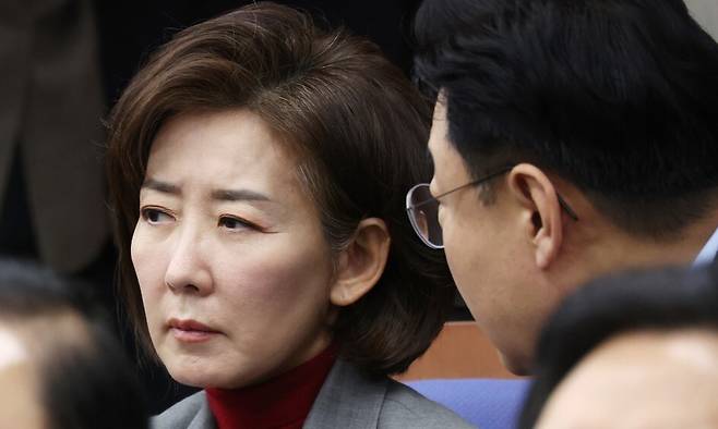 국민의힘 나경원 의원이 16일 국회에서 열린 비상의원총회에 참석해 자리하고 있다. 연합뉴스