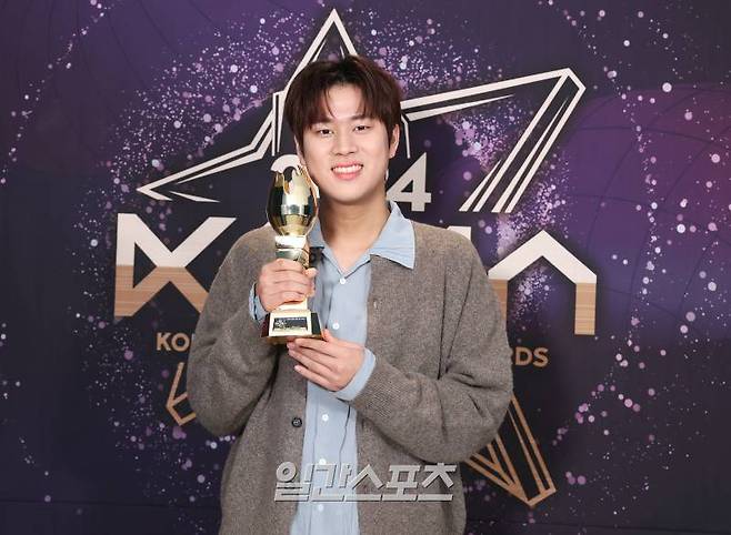 가수 이무진이 16일 인천 중구 운서동 인스파이어 아레나에서 열린 '2024 코리아그랜드뮤직어워즈(KGMA)' 첫째날 아티스트데이에서 베스트 메모리 수상 후 트로피 세리머니를 하고 있다.영종도(인천)=KGMA특별취재반 /2024.11.16/