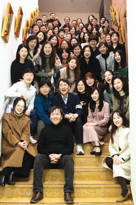 김홍수 지휘자를 비롯한 음마 단원들. /사진=음악이있는마을 제공