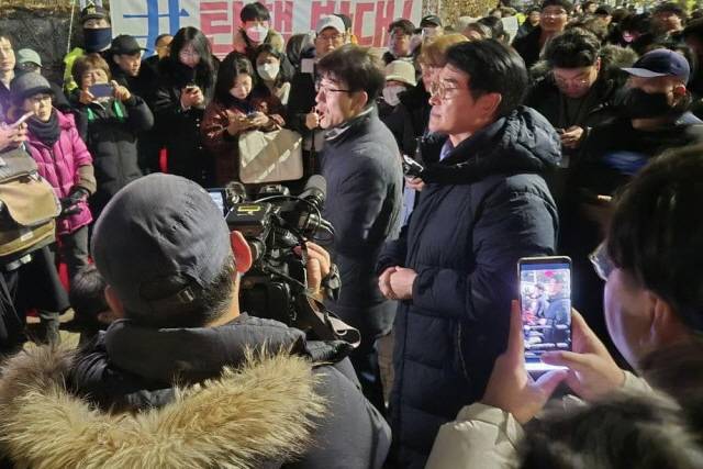 ▲12.3 비상계엄 사태 당일 밤 국회 앞 계엄 반대 집회에 참여한 박용진 전 국회의원. ⓒ박 전 의원 페이스북