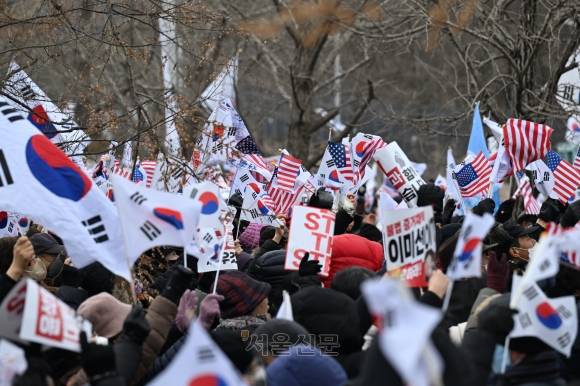 16일 고위공직자범죄수사처가 위치한 경기 과천시 정부과천청사 주변에서 윤석열 대통령 지지자들이 태극기와 성조기를 흔들며 탄핵 반대 집회를 벌이고 있다. 홍윤기 기자