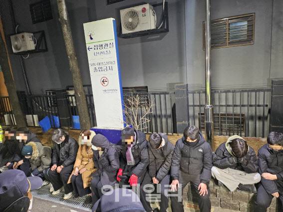 경찰이 서부지법을 월담한 지지자들을 에워싸고 있다.(사진=김형환 기자)