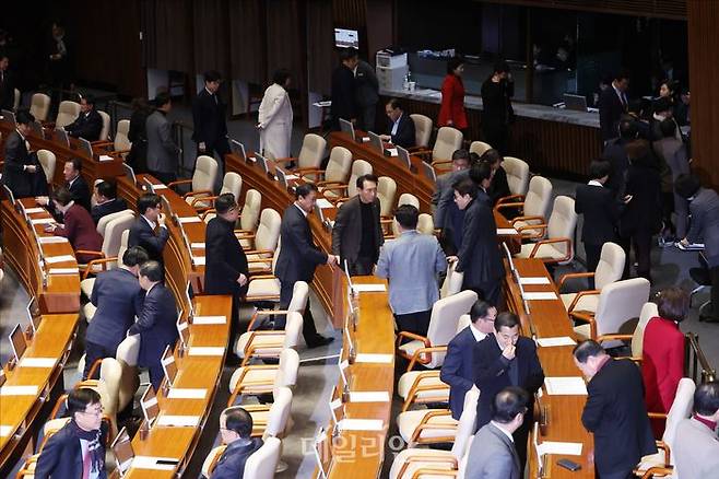 '윤석열 정부의 내란·외환 행위의 진상규명을 위한 특별검사 임명 등에 관한 법률안에 대한 수정안'이 17일 오후 열린 국회 본회의에서 가결되자 여당인 국민의힘 의원들이 본회의장을 떠나고 있다. ⓒ데일리안 홍금표 기자