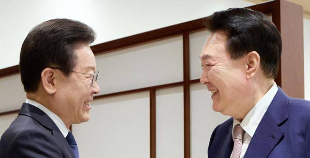 지난해 4월 29일 윤석열 대통령이 서울 용산 대통령실 청사에서 이재명 더불어민주당 대표와 만나 악수하고 있다. 대통령실 제공