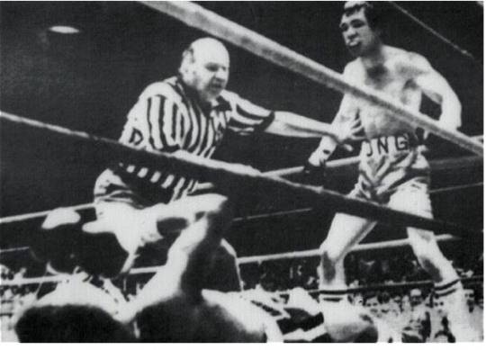 '4전5기'의 홍수환. 사진은 1977년 파나마 카라스키야와의 경기에서 KO승을 거두는 모습.