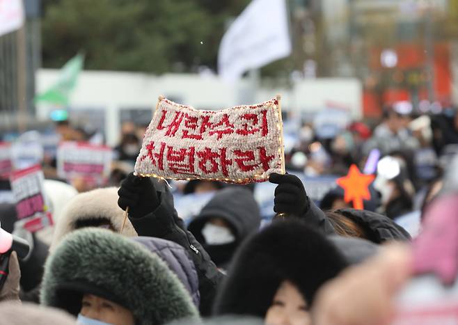 국회 탄핵소추안 가결 후 첫 주말인 지난해 12월21일 오후 광주 동구 5·18민주광장에서 참가자들이 윤 대통령의 조속한 파면을 촉구하는 시위를 하고 있다./사진=뉴스1