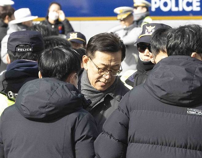 윤석열 대통령 측 변호인 석동현 변호사가 18일 서울 마포구 서울서부지방법원에서 윤석열 대통령 구속 전 피의자 심문(영장실질심사)에 출석하고 있다. 뉴시스