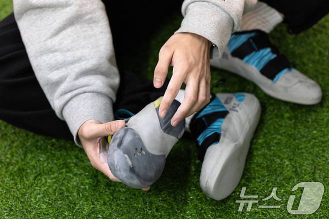 23일 경기 부천시 몽키즈 클라이밍 부천중동점에서 박성진 대표가 클라이밍화를 소개하고 있다. 2024.12.23/뉴스1 ⓒ News1 이승배 기자