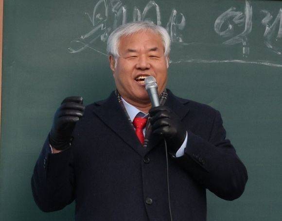 19일 오전 서울 동화면세점 인근 세종대로에서 전광훈 사랑제일교회 목사가 광화문 전국 주일 연합 예배에 참석해 발언하고 있다. 연합뉴스