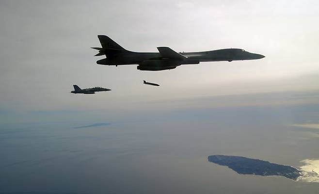 미국의 전략폭격기 B-1B 랜서가 장거리 대함 미사일 AGM-158C LRASM을 시험 발사하는 모습. /미 해군