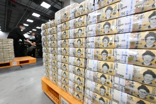 한국은행이 지난 14일 서울 중구 한국은행 본점에서 시중은행에 공급될 설 자금 방출 작업을 하고 있다. 박동욱 기자 fufus@dt.co.kr