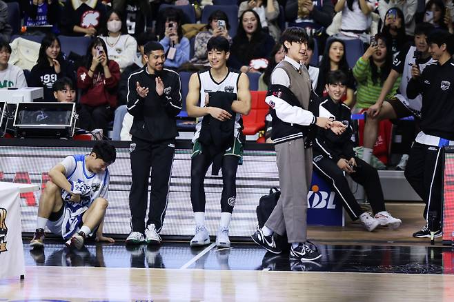 19일 사직실내체육관에서 열린 2024~25 KCC 프로농구 올스타전. 정관장 박정웅이 교복을 입은 채 덩크 콘테스트에 참가하고 있다. 사진=KBL