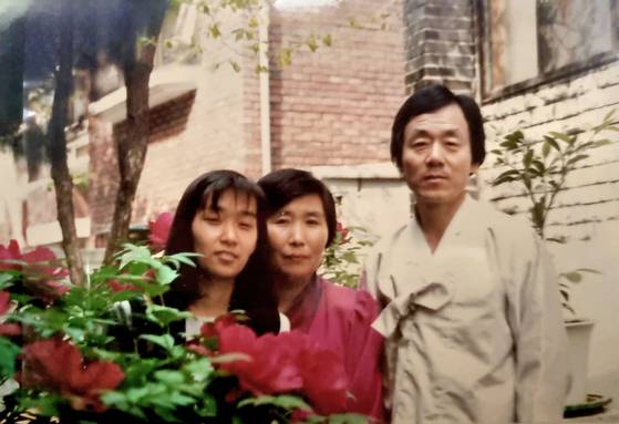 노벨문학상을 수상한 소설가 한강(54)의 아버지인 원로작가 한승원(85)이 제공한 어린 시절 한강의 사진. 사진 한승원