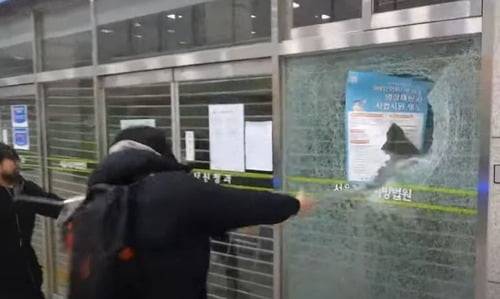 서부지법 침입한 지지자들(유튜브 '락TV' 캡처화면)