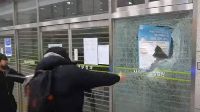 법원 유리창과 집기 등을 부수는 윤석열 대통령 지지자들. 유튜브 ‘락TV’ 캡처