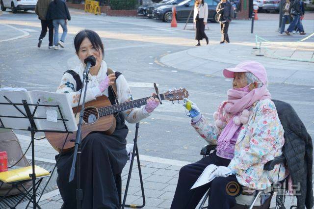 지난해 11월 덕수궁 돌담길 인근에서 백지선씨가 어머니와 함께 버스킹 공연을 하고 있다. 이하 박주원 인턴기자