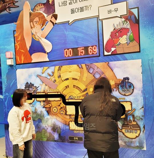 미니 게임 '다같이 돌자 이내 한 바퀴'. 신규 지역 중천의 미니맵이 구현된 미니 게임 장치로 벽에 부딪히지 않고 캐릭터를 조작해 움직이는 게임이다. 참여 보상으로 게임 내 재화인 5000세라가 제공되며, 성공 시 추가 보상으로 2000세라가 지급된다. 사진 : 이동근 기자